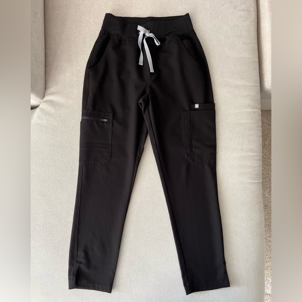 FIGS High Waisted Yola Skinny Scrub Pants in Black (XS Petite)